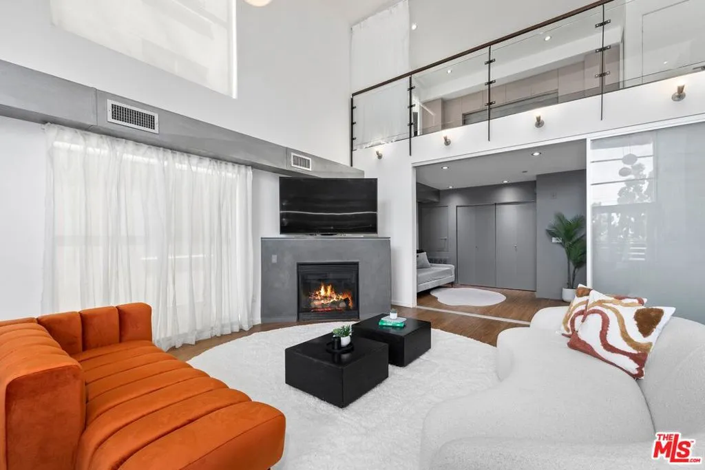 7062 Hawthorn Avenue 203, Los Angeles, California 90028 home-pic-1